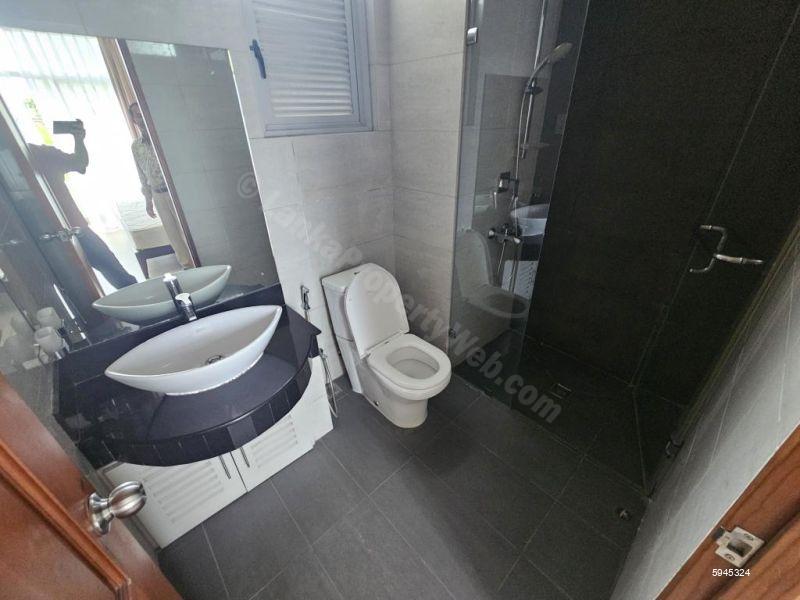 Bathroom - Apartment for rent in Colombo 5