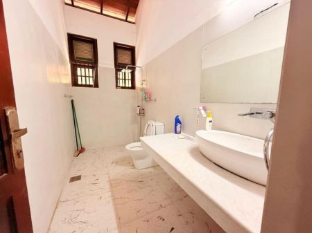 Bathroom - Battaramulla Colonial Style House For Sale Jayanthipura