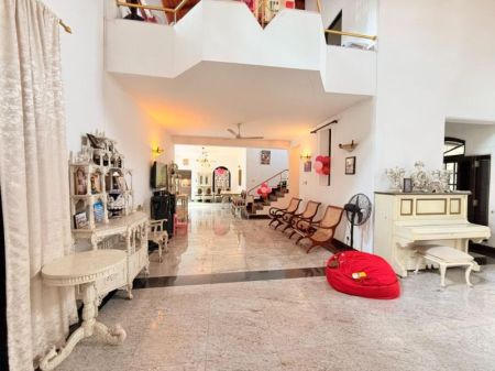 Living Room - Battaramulla Colonial Style House For Sale Jayanthipura