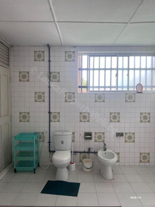 Bathroom - House for rent in Colombo 3