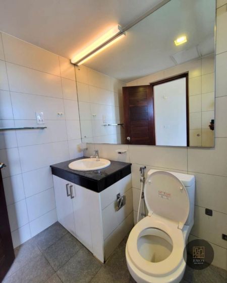 Bathroom - Spacious 3BR Apartment for rent in Colombo 5 