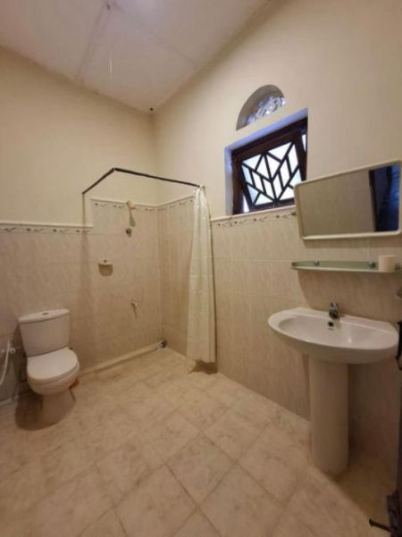 Bathroom - 04 Bedroom Unfurnished Upstair House for Rent in Colombo 04 (A6541)