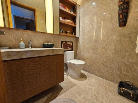 Bathroom - 03 Bedroom, 2,400 sqft apartment facing sea and Galle Face for sale at Shangri-la West Tower (ASS102)