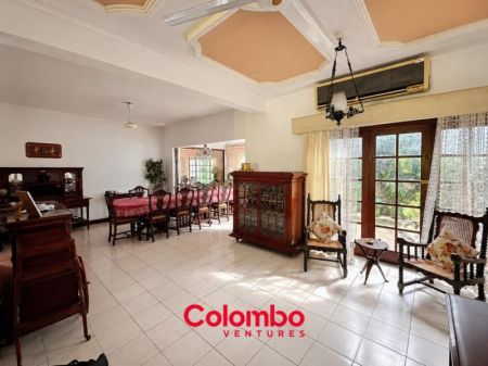 Living Room - Colombo 7 House - 6 Room Bauddhaloka Mawatha House for 18.25p Land Value Only SALE - Col.7  (HS460)