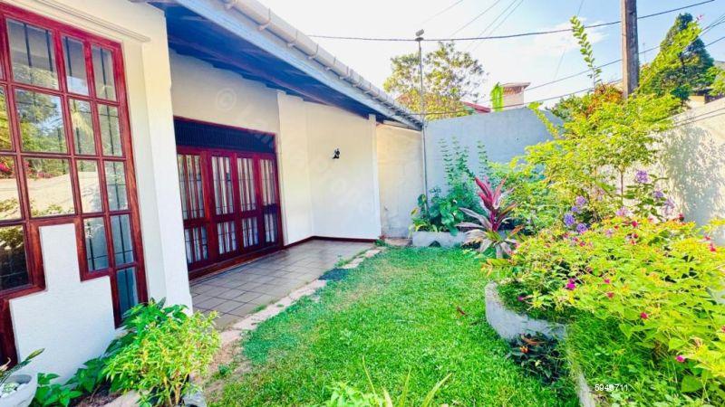 Exterior - House for rent in Nugegoda
