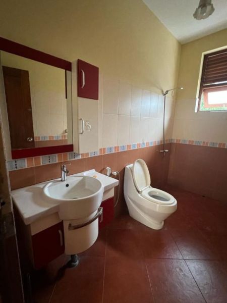 Bathroom - 5 Bedroom Spacious House for Sale - Raththanpitiya Campus Road, Boralesgamuwa | LKR 90 Million (EM1052)