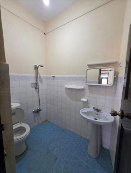 Bathroom - 4 Bedroom Two-Storey House for Rent - Dehiwala, 150 m to Galle Road | LKR 325,000 (EM1058)