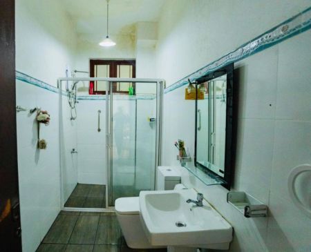 Bathroom - 7 Bedroom Spacious House for Sale - Raymond Road, Nugegoda | LKR 227.5 Million (EM1060)
