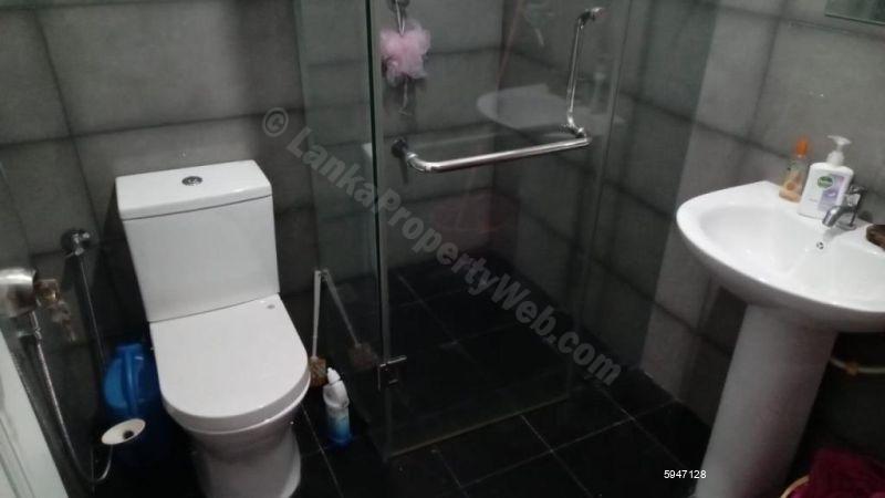 Bathroom - Apartment for rent in Colombo 8