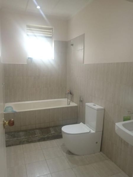 Bathroom - Colombo 03 De Alwis Place Luxury Large 05 Bed rooms House on 15 Perches of Land for Rent 