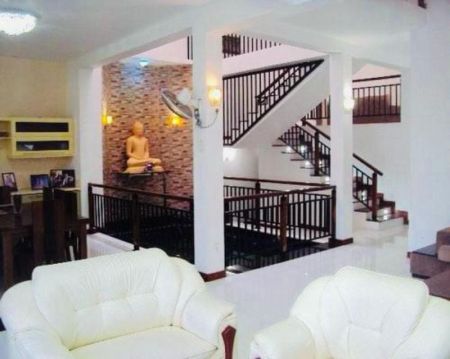 Living Room - (RR679) Luxury Three Storey House for Rent in Ratmalana