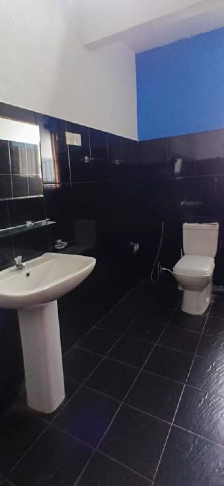 Bathroom - (AH276) 3BR House for Sale in Dehiwala