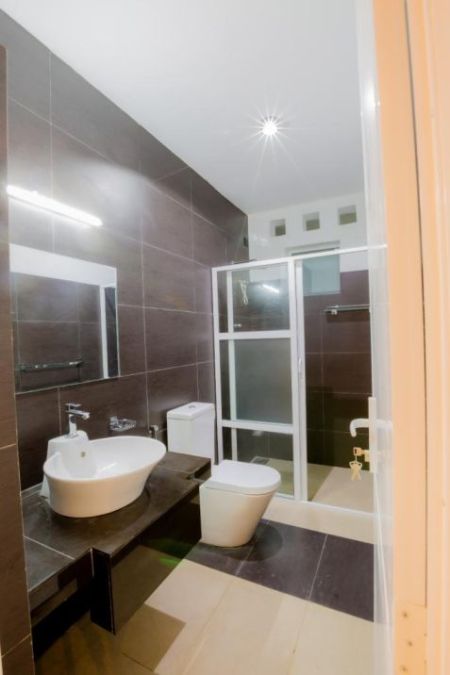 Bathroom - Urgent House Sale – 3-storey House In Athurugiriya