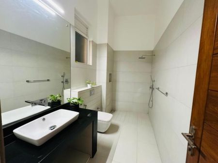 Bathroom - Luxurious 4-Bedroom House for Sale Thalawathugoda