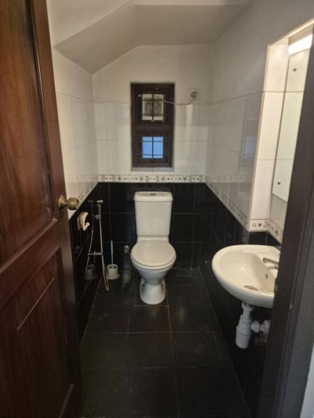 Bathroom - House for rent in Nugegoda  
