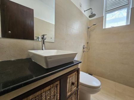 Bathroom - Tranquil 4-Bedroom House with Rooftop Entertainment – Akuregoda, Pelawatte