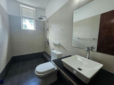 Bathroom - Tranquil 4-Bedroom House with Rooftop Entertainment – Akuregoda, Pelawatte