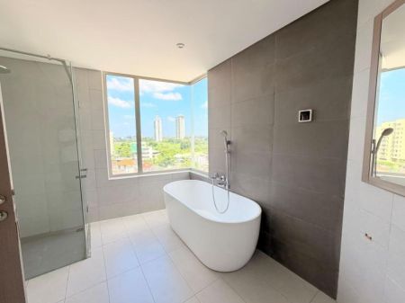 Bathroom - Capital Heights 3 BR Apartment For Sale in Rajagiriya 