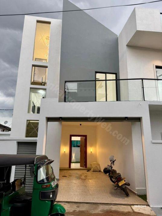 House for sale in Athurugiriya