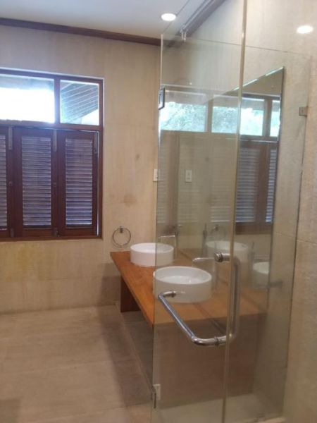 Bathroom - LUXURIOUS HOUSE FOR RENT – OFF JAWATTE ROAD, COLOMBO 5 | Echelon Estates