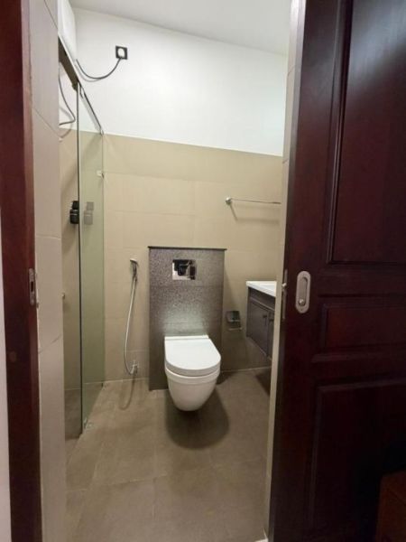 Bathroom - 💰 Rs. 500,000/Month – Fully Furnished 5BR Duplex Apartment for Rent at Landmark Building, Wellawatte, Colombo 06 🏙️