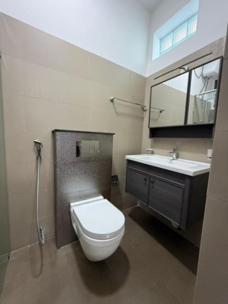 Bathroom - 💰 Rs. 500,000/Month – Fully Furnished 5BR Duplex Apartment for Rent at Landmark Building, Wellawatte, Colombo 06 🏙️