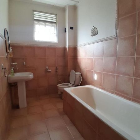 Bathroom - 14 perches - Semi-furnished House for Rent - HL40391