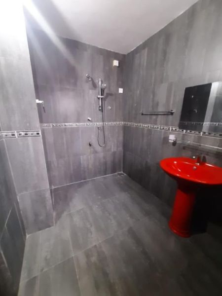 Bathroom - 5 Bedroom House for Rent at Kohuwala | Rs. 250,000 / month (EM063MI)
