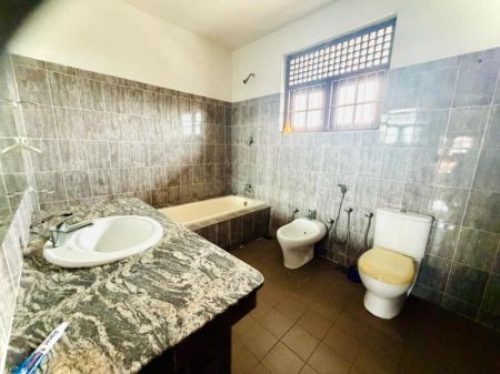 Bathroom - (SH1387) Two Storey House for Sale in Talawathugoda
