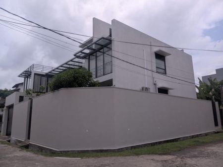 Exterior - Luxury 4 Bedroom House for Rent in Malabe / LKR 400,000 Monthly (EM066AT)