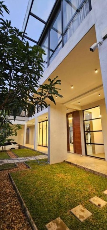 Exterior - Luxury 4 Bedroom House for Rent in Malabe / LKR 400,000 Monthly (EM066AT)