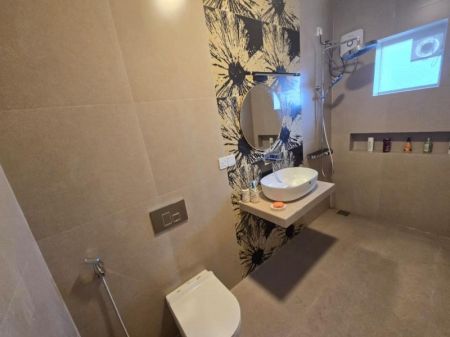 Bathroom - 05 Bedroom House built on 8.37 perch for sale in Colombo 06 (HSS172)