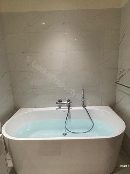 Bathroom - Apartment for rent in Colombo 2