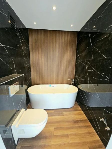 Bathroom - 3 Bedroom Penthouse for Rent at Colombo 04 | Rs. 800,000 / month (EM064MI)