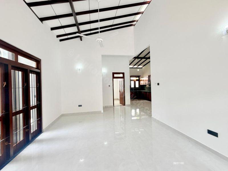 House for sale in Athurugiriya