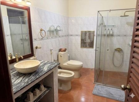Bathroom - Spacious 5-Bedroom Residence on 19 Perches in Nugegoda | SH15403