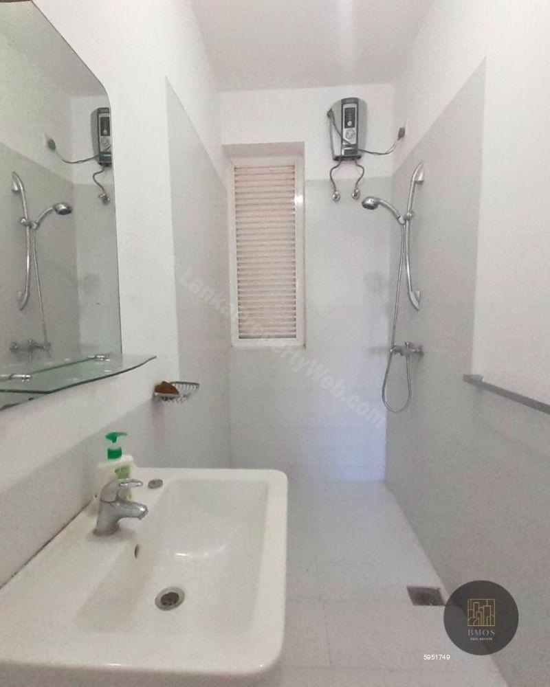 Bathroom - House for rent in Colombo 4