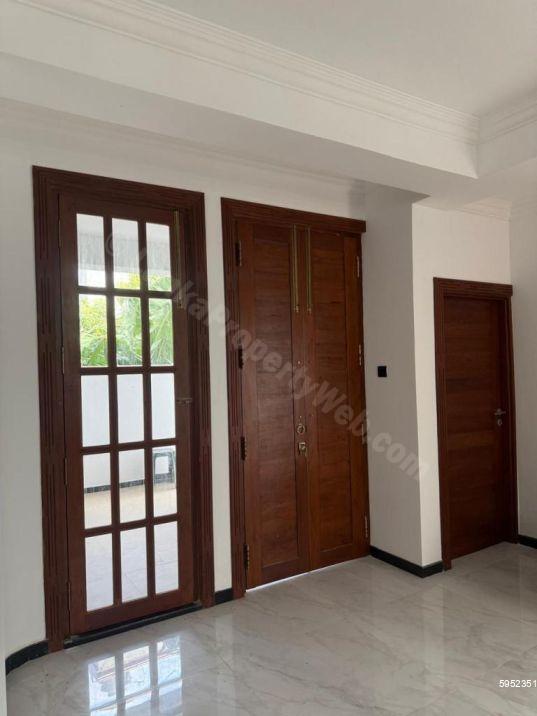Commercial for sale in Kalubowila