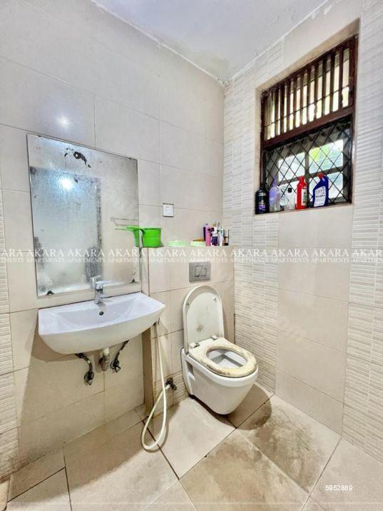 Bathroom - House for rent in Kalubowila