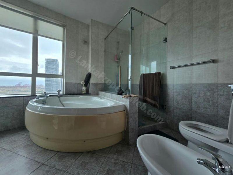 Bathroom - Apartment for sale in Colombo 3