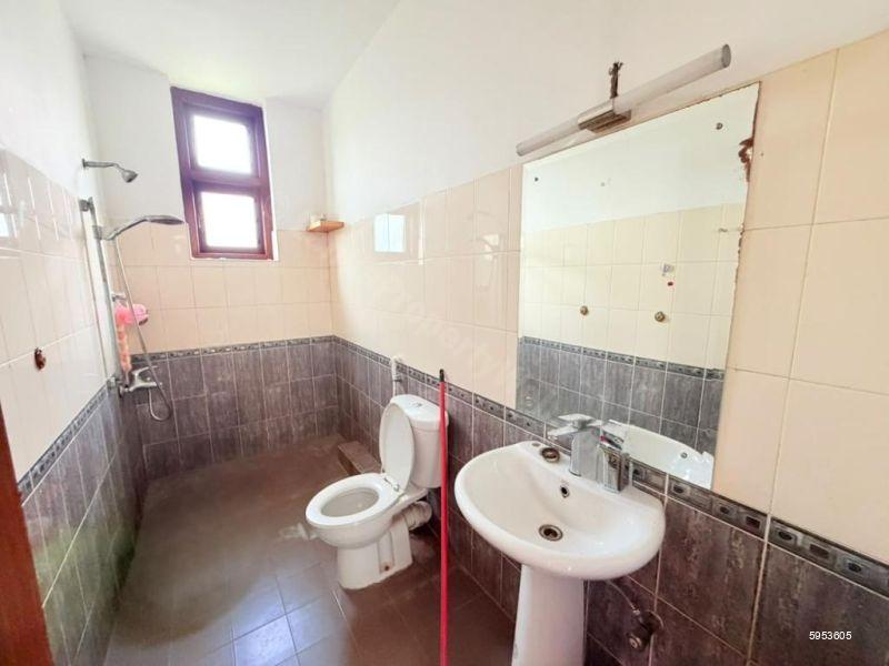 Bathroom - House for rent in Thalawathugoda