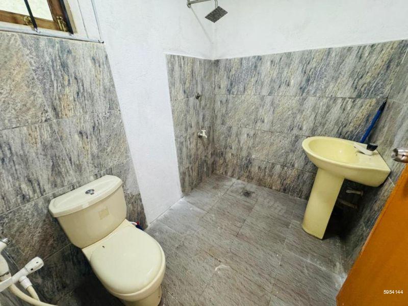Bathroom - House for rent in Dehiwala