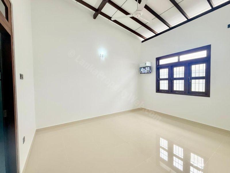 House for sale in Athurugiriya