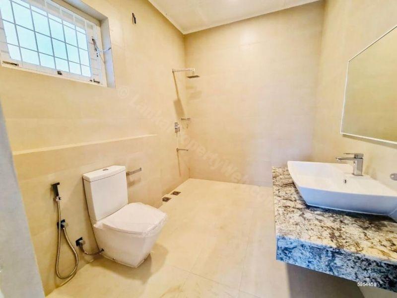 Bathroom - House for rent in Colombo 7