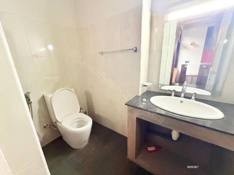 Bathroom - House for rent in Battaramulla