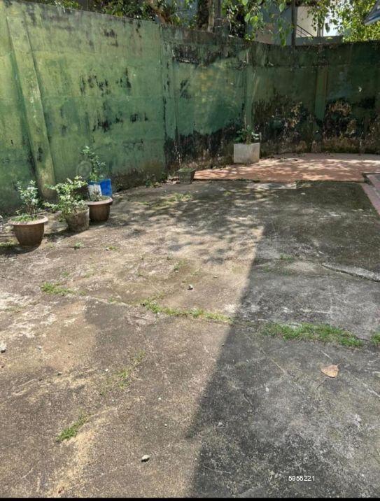 Land with house for sale in Dehiwala