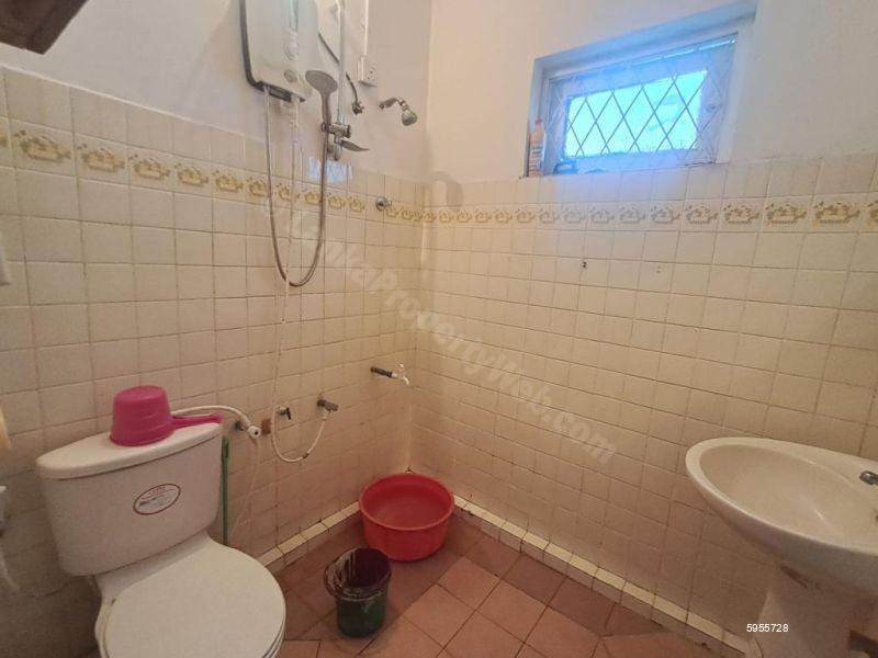 Bathroom - House for sale in Battaramulla