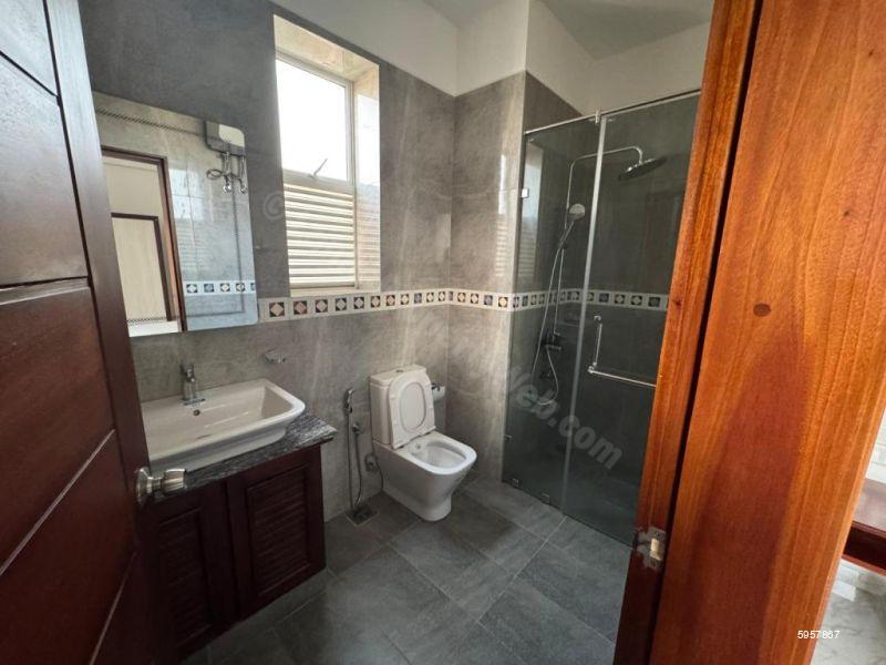 Bathroom - Apartment for rent in Colombo 6