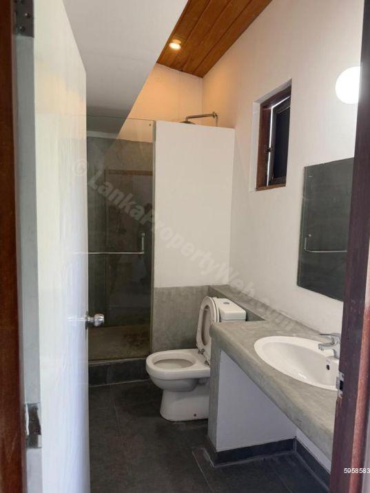 Bathroom - House for rent in Colombo 4