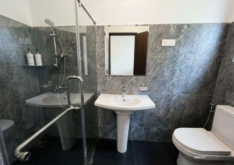 Bathroom - Apartment for sale in Thalawathugoda